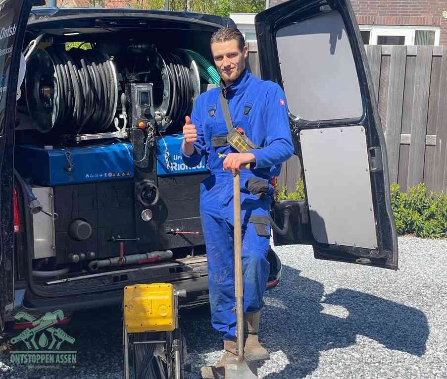 Een tevreden monteur met opgestoken duim naast de bestelbus, slim ingrijpen bespaart kosten bij een verstopte afvoer in Assen