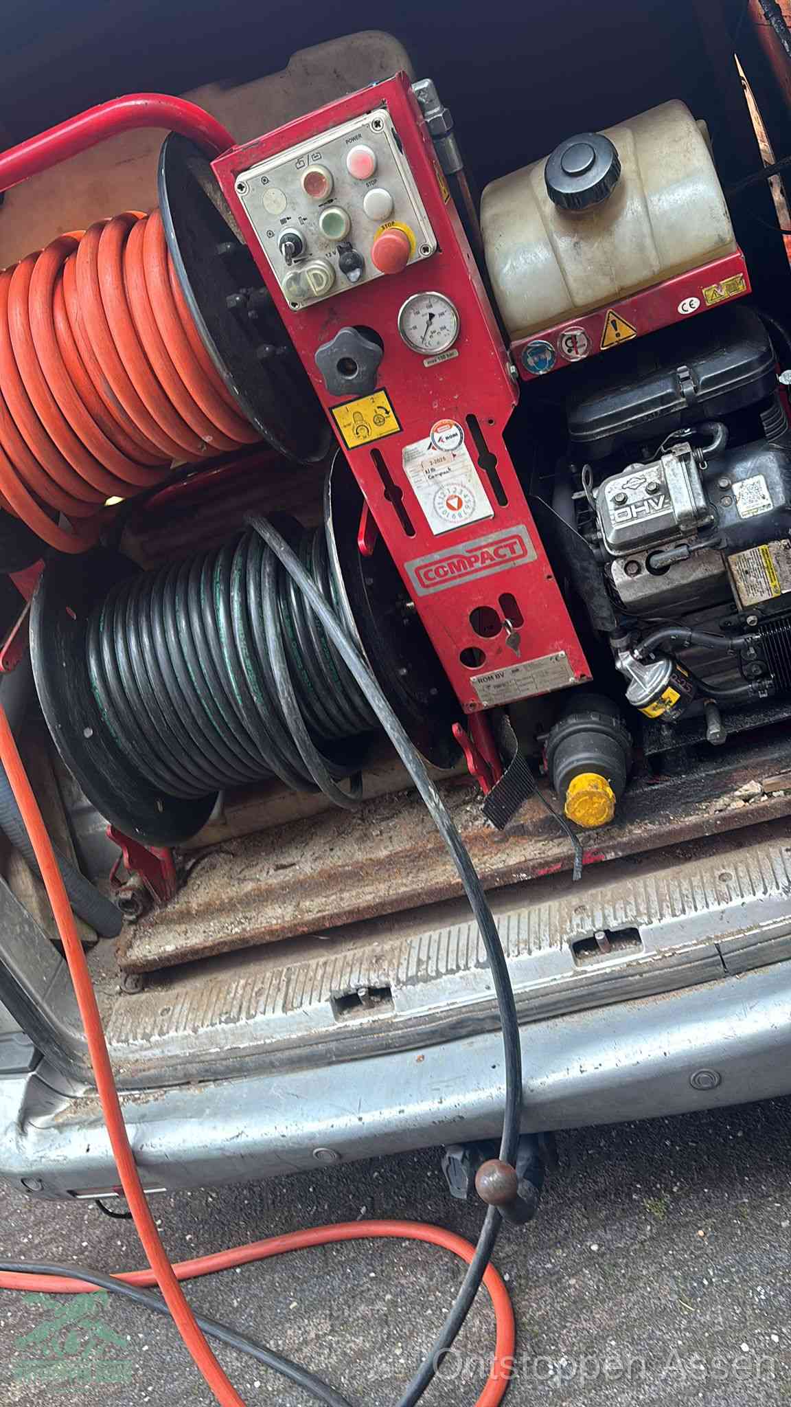 Een rood hogedruk-rioolreinigingstoestel in de laadbak van de bedrijfsbus, apparatuur voor een hardnekkige afvoerverstopping in Assen