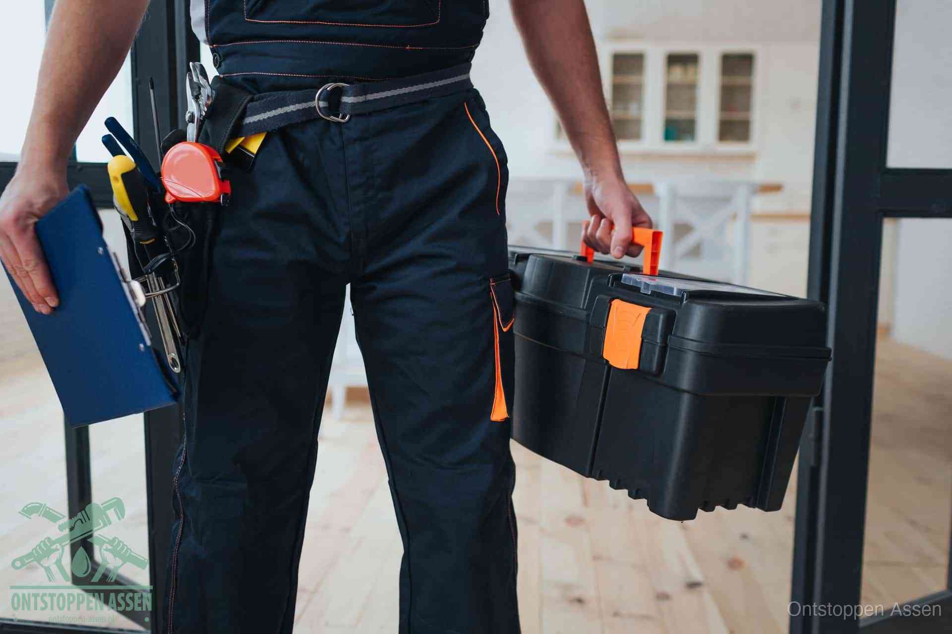 Een monteur met gereedschapsriem en klembord, klaar om een transparante prijs voor het afvoer ontstoppen in Assen te geven