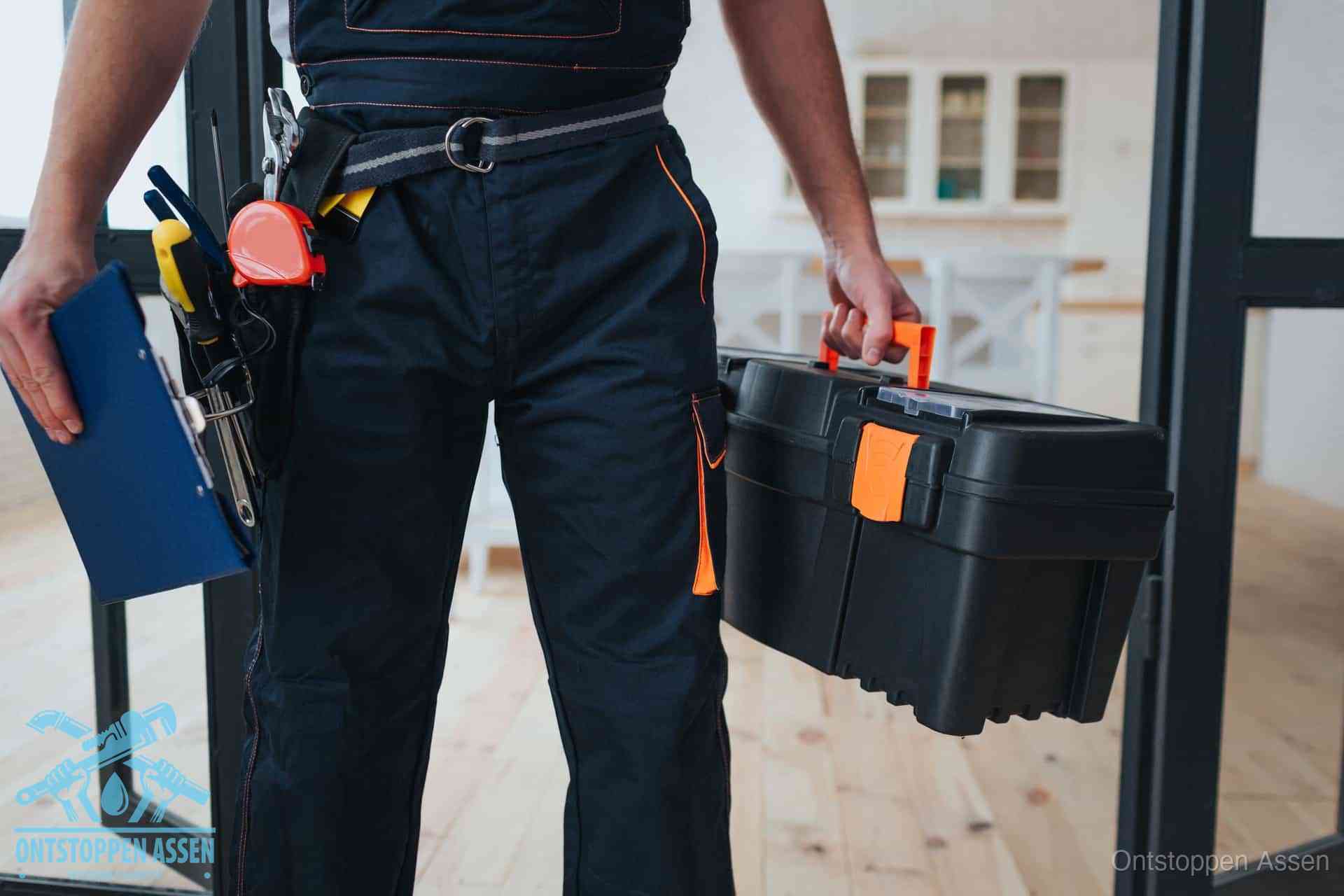 Een monteur met gereedschapsriem en klembord, klaar om een transparante prijs voor het wc ontstoppen in Assen te geven