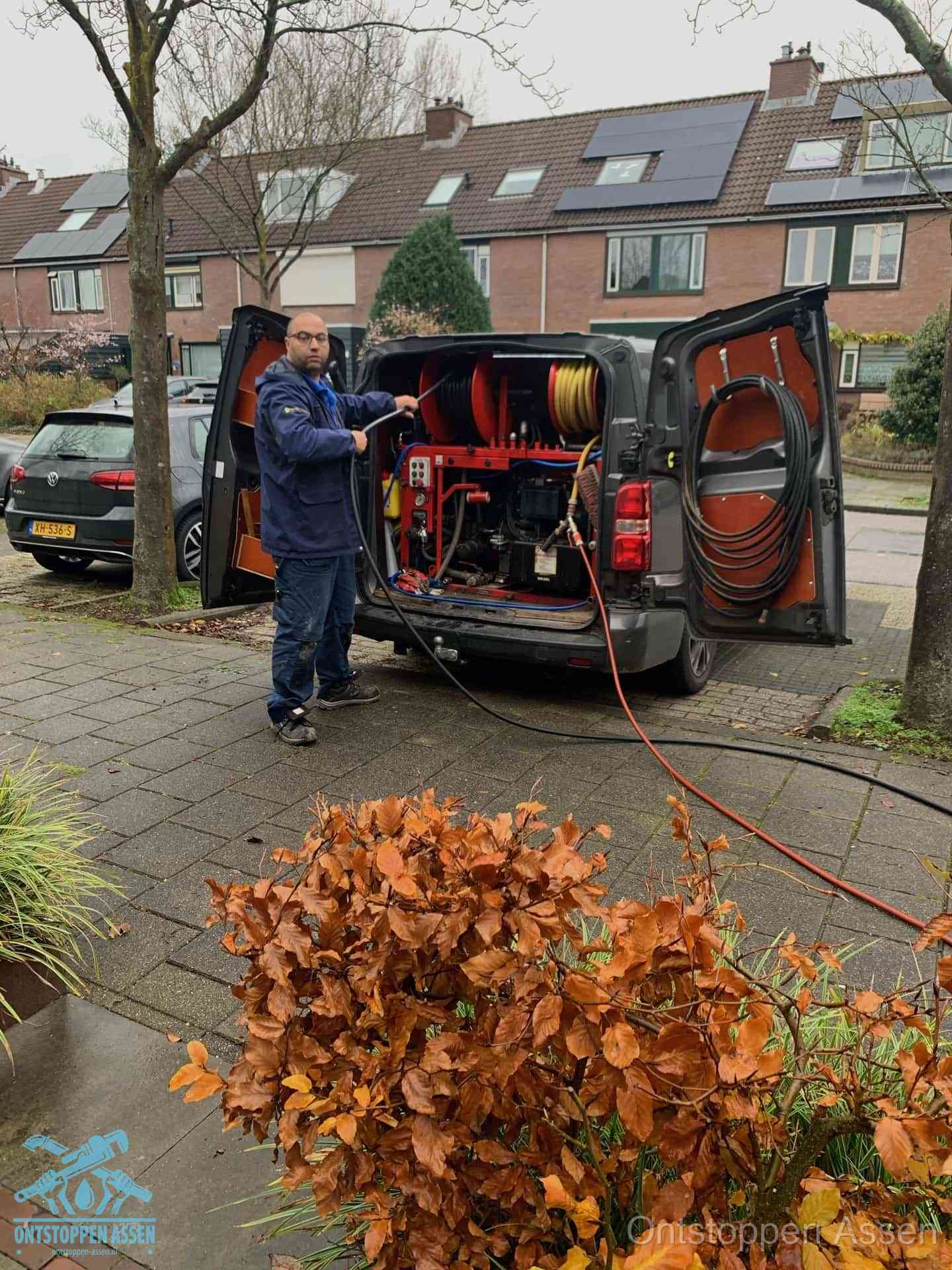 Rioolservice in de wijk in Assen