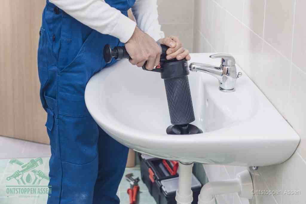 Een te ruwe doe-het-zelf poging met een hand-pomp op de afvoer van een badkamer-wastafel, een van de veelgemaakte fouten bij afvoer ontstoppen in Assen